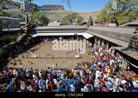 Pèlerins hindous se baigner dans l'eau sacrée réservoir d'Kushavarta (la source de la rivière Godavari). Trimbakeshwar. L'Inde Banque D'Images