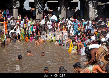 Pèlerins hindous se baigner dans l'eau sacrée réservoir d'Kushavarta (la source de la rivière Godavari). Trimbakeshwar. L'Inde Banque D'Images