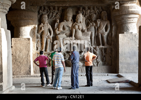 Les touristes indiens à la sculptures sur pierre. Shiva et Parvati assis sur le mont Kailash. Cave nº 29. Les grottes d'Ellora. L'Inde Banque D'Images