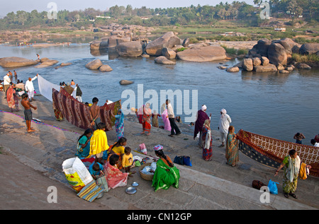 Les gens se baigner dans la rivière Tungabhadra. Hampi. Karnataka. L'Inde Banque D'Images