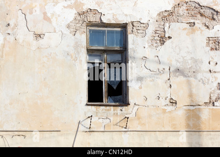 Fenêtre cassée dans la vieille maison abandonnée l'arrière-plan. Concept l'oubli Banque D'Images
