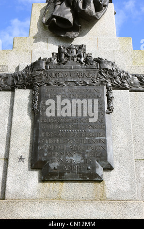 Andrew Carnegie plaque sur sa statue dans le parc Pittencrieff de Dunfermline, Fife en Écosse qui est son lieu de naissance. Banque D'Images