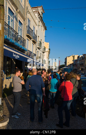 Les gens de l'extérieur Pasteis de Belem cafe sur la Rua de Belem Belem Lisbonne Portugal street district Europe Banque D'Images