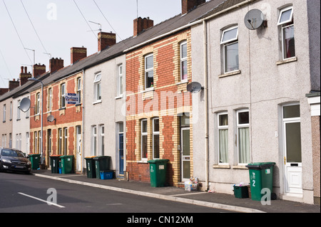 Rue de maisons mitoyennes à Newport South Wales UK avec wheelie bins en dehors Banque D'Images