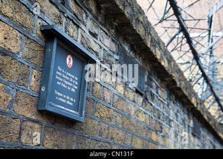 Buckingham Palace - sécurité et d'intrusion des pointes mur signer le long de la mur, London, UK Banque D'Images