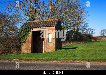 Abri bus rural dans le village de Forncett St Peter, Norfolk, Angleterre, Royaume-Uni. Banque D'Images