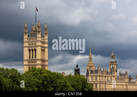 Chambres du Parlement et le ciel d'orage, London, England, UK Banque D'Images