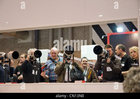 La foule des amateurs de photographie à l'appareil photo à mise au point show à Birmingham NEC exhibition hall Mars 2012 Angleterre Banque D'Images