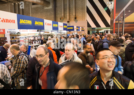 La foule des amateurs de photographie à l'appareil photo à mise au point show à Birmingham NEC exhibition hall Mars 2012 Angleterre Banque D'Images