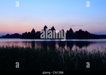 L'île de Trakai Castle sur les rives du lac Galvé à Trakai, Lituanie Banque D'Images