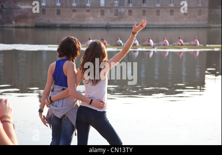 Les filles françaises de rameurs au Port de la daurade, le long de la promenade Henri Martin, Toulouse, sud de la France, Europe Banque D'Images