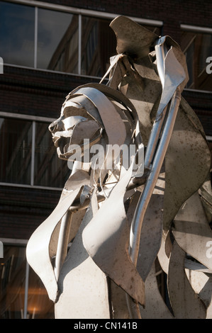 'Le tissu de Manchester'. Une sculpture par Clare plus grande à Sainte Marie Parsonage, Manchester, Angleterre, RU Banque D'Images