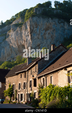 France, Jura, Baume les Messieurs, étiqueté Les Plus Beaux Villages de France (Les Plus Beaux Villages de France), dominé Banque D'Images