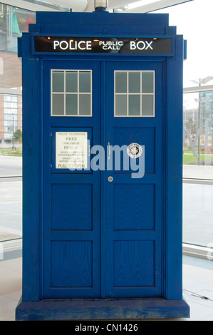 Médecin qui police Tardis fort dans l'atrium de l'immeuble de studios, MediaCityUK, Salford Quays, Manchester, Angleterre, RU Banque D'Images