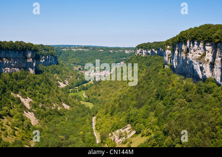 France, Jura, Baume les Messieurs, étiqueté Les Plus Beaux Villages de France (Les Plus Beaux Villages de France), dominé Banque D'Images