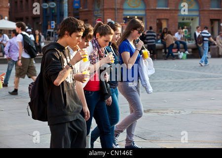 Les étudiants français sur la Place du Capitole, Toulouse, Midi Pyrénées, France. Banque D'Images