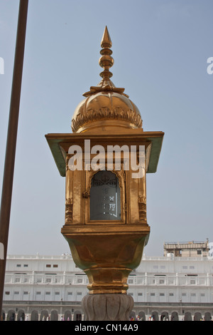 Lampe d'or à l'intérieur du temple d'or à Amritsar, cette lampe se trouvent sur le pont-jetée au-dessus de l'Amrit Sarovar (plan d'eau) Banque D'Images