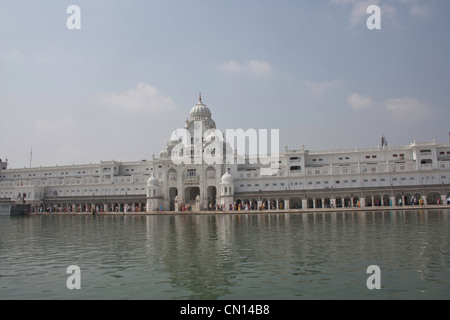 L'intérieur du bâtiment de l'horloge blanc le Temple d'or. C'est l'une des portes de l'immeuble, et entoure l'Amrit Sarovar Banque D'Images