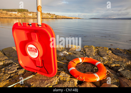 Une ancienne jetée à Broadford, Isle of Skye, Scotland, UK, avec une bouée. Banque D'Images