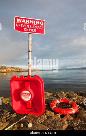 Une ancienne jetée à Broadford, Isle of Skye, Scotland, UK, avec une bouée. Banque D'Images