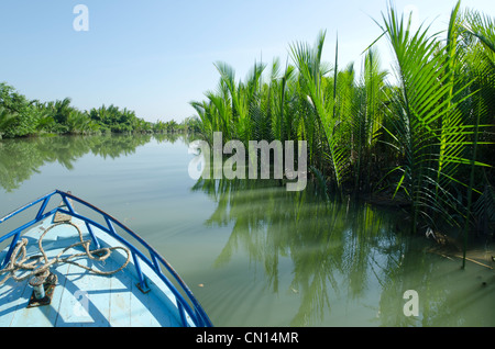 Bateau naviguant sur la voie navigable avec arbres de mangrove dans le delta de l'Irrawaddy. Le Myanmar. Banque D'Images