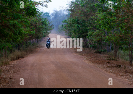 Moto sur un chemin de terre à travers Koh Ker, province de Preah Vihear, Cambodge. © Kraig Lieb Banque D'Images