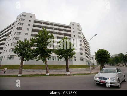 Mercedes en face lixury apartments à Pyongyang en Corée du Nord Banque D'Images