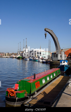 Vue sur le port de Bristol avec grue à vapeur Fairbairn et M-versé dans l'arrière-plan Banque D'Images