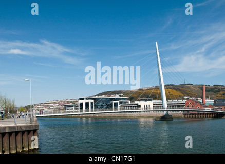 Nouvelle passerelle reliant Swansea SA1 avec Swansea town à la Marina, Galles du sud, sur la rivière Tawe. Banque D'Images