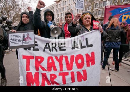 Solidarité Londres protestation devant l'ambassade des États-Unis appelant à 17 ans le meurtrier de Trayvon Martin d'être traduits en justice. Banque D'Images