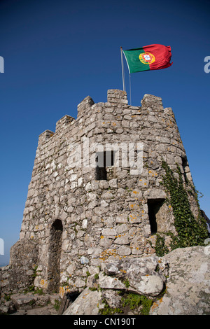 Dans Castelo dos Mouros Sintra Portugal Le château maure avec drapeau portugais Banque D'Images