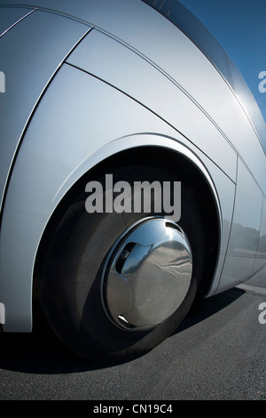 Grande roue et pneu de close up sur un autobus blanc Banque D'Images