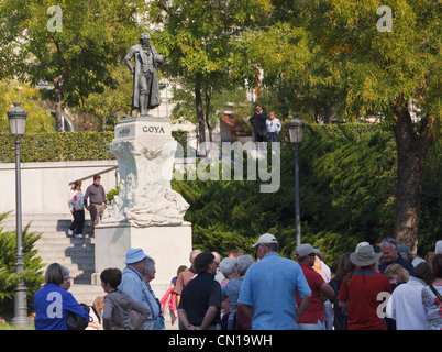 Madrid, Espagne. Statue de l'artiste espagnol Francisco Goya le musée El Prado donnant sur l'extérieur de la file d'attente des visiteurs. Banque D'Images