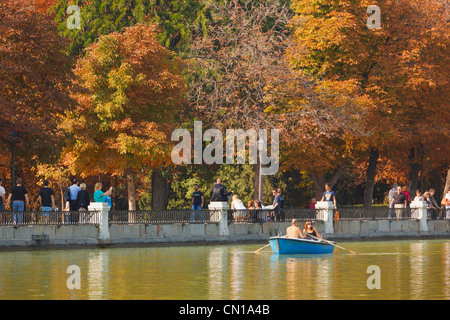 Madrid, Espagne. De l'aviron sur l'Estanque, ou d'un lac, dans les jardins d'El Retiro. Banque D'Images