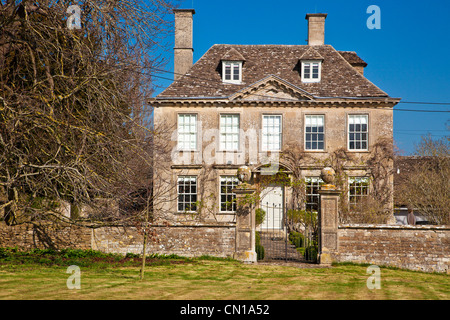 Un imposant au début du 18ème siècle maison de campagne anglaise dans le Wiltshire, England, UK Banque D'Images