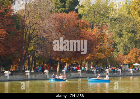 Madrid, Espagne. De l'aviron sur l'Estanque, ou d'un lac, dans les jardins d'El Retiro. Banque D'Images