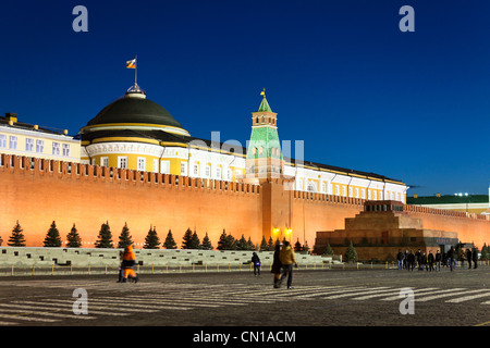 La Place rouge lumineux avec mur du Kremlin, le mausolée de Lénine. Nuit (soir). Moscou, Russie Banque D'Images