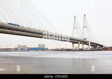 Obukhovsky pont à travers la rivière Neva en saison d'hiver à Saint-Pétersbourg, Russie Banque D'Images