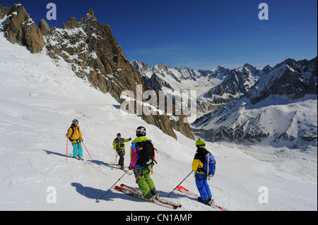 Un groupe de skieurs s'arrêter pour admirer la vue en tant qu'ils descendre la Vallée Blanche de l'Aiguille du Midi à Chamonix dans les Alpes. Banque D'Images