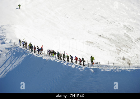 Randonnée Ski depuis le sommet de l'Aiguille du Midi au haut de la Vallée Blanche à Chamonix, France. Banque D'Images