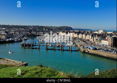 France, Seine Maritime, Dieppe, le port et le château en arrière-plan Banque D'Images