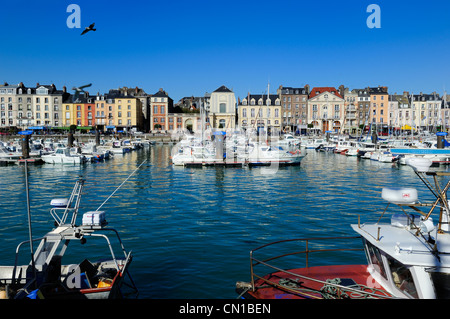 France, Seine Maritime, Dieppe, le port et le Quai Henri IV, l'ancien Collège des Oratoriens au milieu Banque D'Images