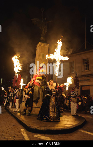 Le 05/11/2010. Les processions aux flambeaux à travers parade dans Lewes, feu de nuit sur le maintien de leurs fêtes traditionnelles. Cet événement marque non seulement la date de la découverte de la Conspiration en 1605, mais aussi commémore la mémoire des 17 martyrs protestants brûlés à la Banque D'Images