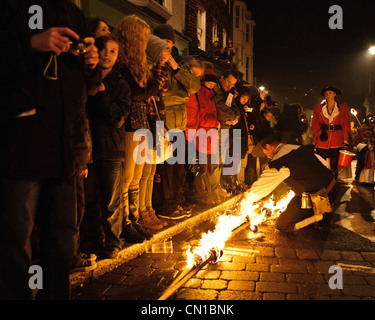 Le 05/11/2010. Les processions aux flambeaux à travers parade dans Lewes, feu de nuit sur le maintien de leurs fêtes traditionnelles. Cet événement marque non seulement la date de la découverte de la Conspiration en 1605, mais aussi commémore la mémoire des 17 martyrs protestants brûlés à la Banque D'Images