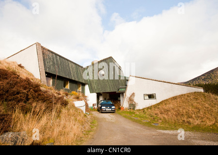 Une maison verte qui a été construit dans les années 1970, mais dépasse toujours le règlement de construction verte aujourd'hui, à Feshiebridge, Cairngorm, Banque D'Images