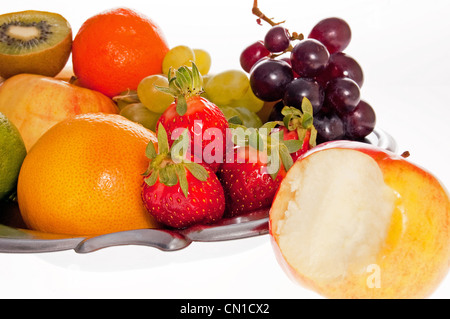 Composition de fruits frais sur le plateau métallique décorative Banque D'Images