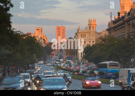 Madrid, Espagne. Calle de Alcalá au crépuscule. Banque D'Images