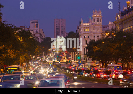 Madrid, Espagne. Calle de Alcalá la nuit. Banque D'Images