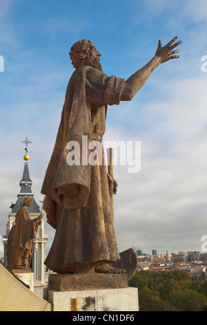 Madrid, Espagne. Catedral de Nuestra Señora de Almudena. Statues des apôtres sur la base de Dome par Luis A. Sanguino. Banque D'Images