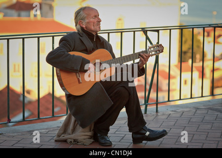 Musicien jouant de la guitare à Lisbonne, Portugal Banque D'Images